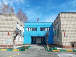 Здание - построено по типовому проекту, расположено в жилом районе города вдали от производственных предприятий и торговых мест